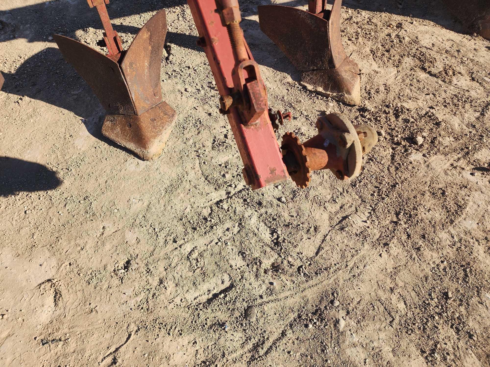 IHC 8-Row Tool Bar W/ Busters