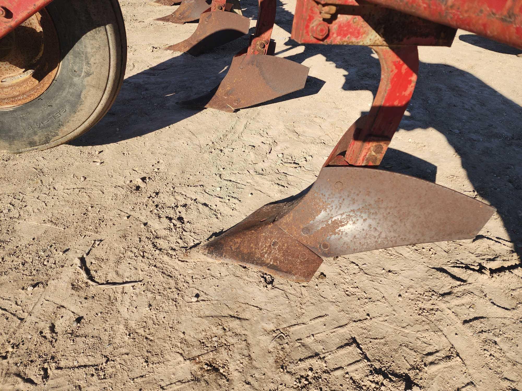 IHC 8-Row Tool Bar W/ Busters
