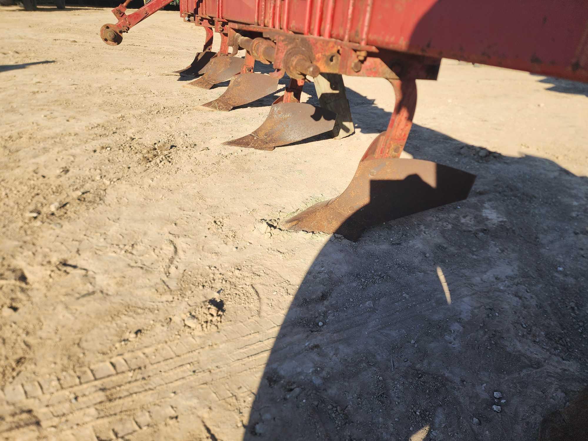 IHC 8-Row Tool Bar W/ Busters