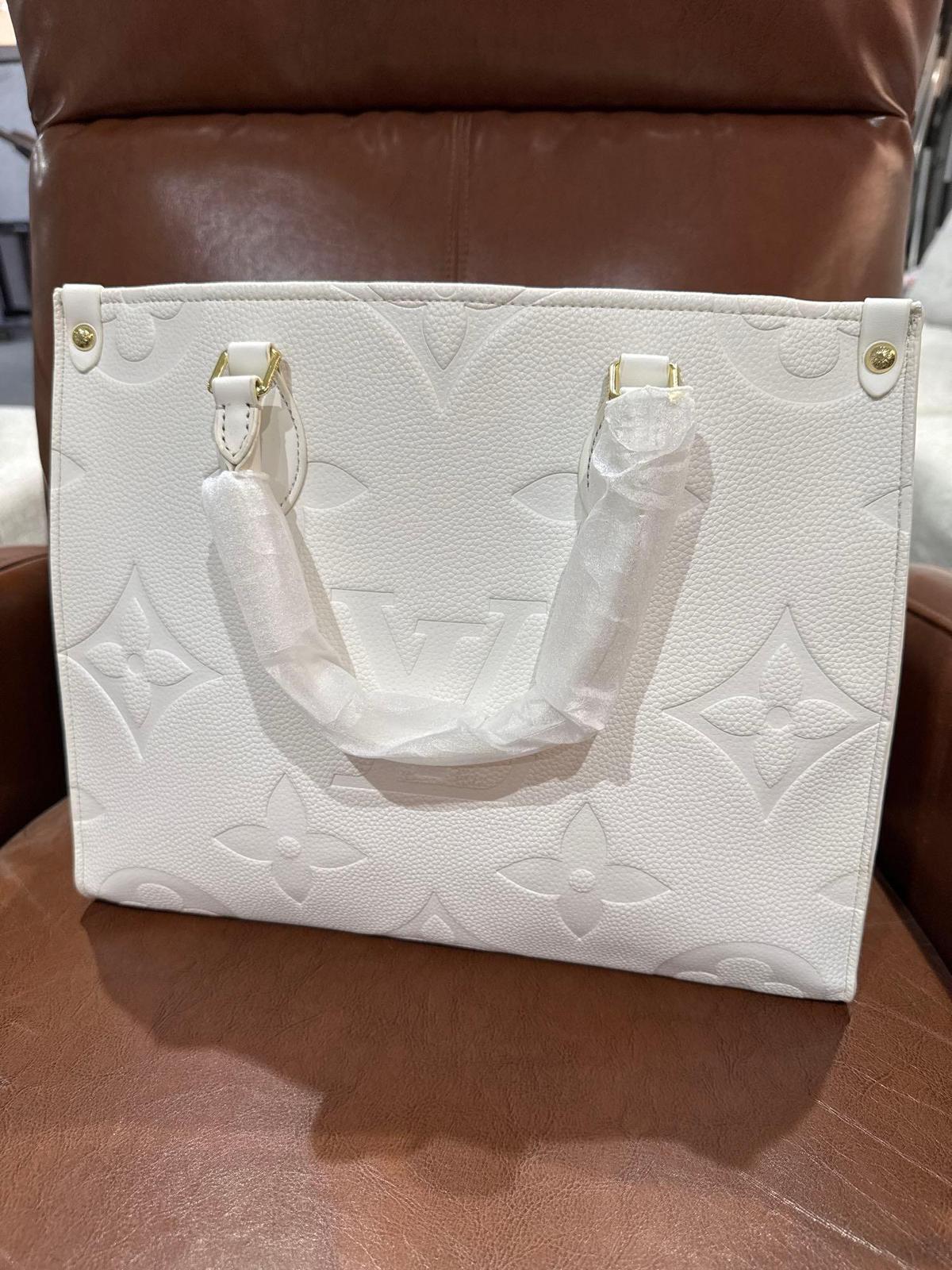 Women's White Purse (AUCTION COMPANY DOES NOT GUARANTEE AUTHENTICITY)