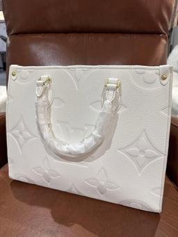 Women's White Purse (AUCTION COMPANY DOES NOT GUARANTEE AUTHENTICITY)