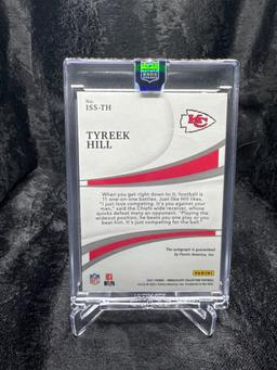 2021 PANINI IMMACULATE COLLECTION FOOTBALL - SHADOWBOX SIGNATURES TYREEK HILL (#19/75)
