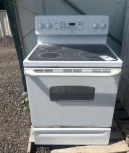 (1) GE Electric Stove