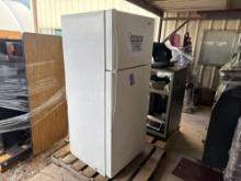 Pallet w/ Whirlpool Refrigerator, Srl# VS03794151