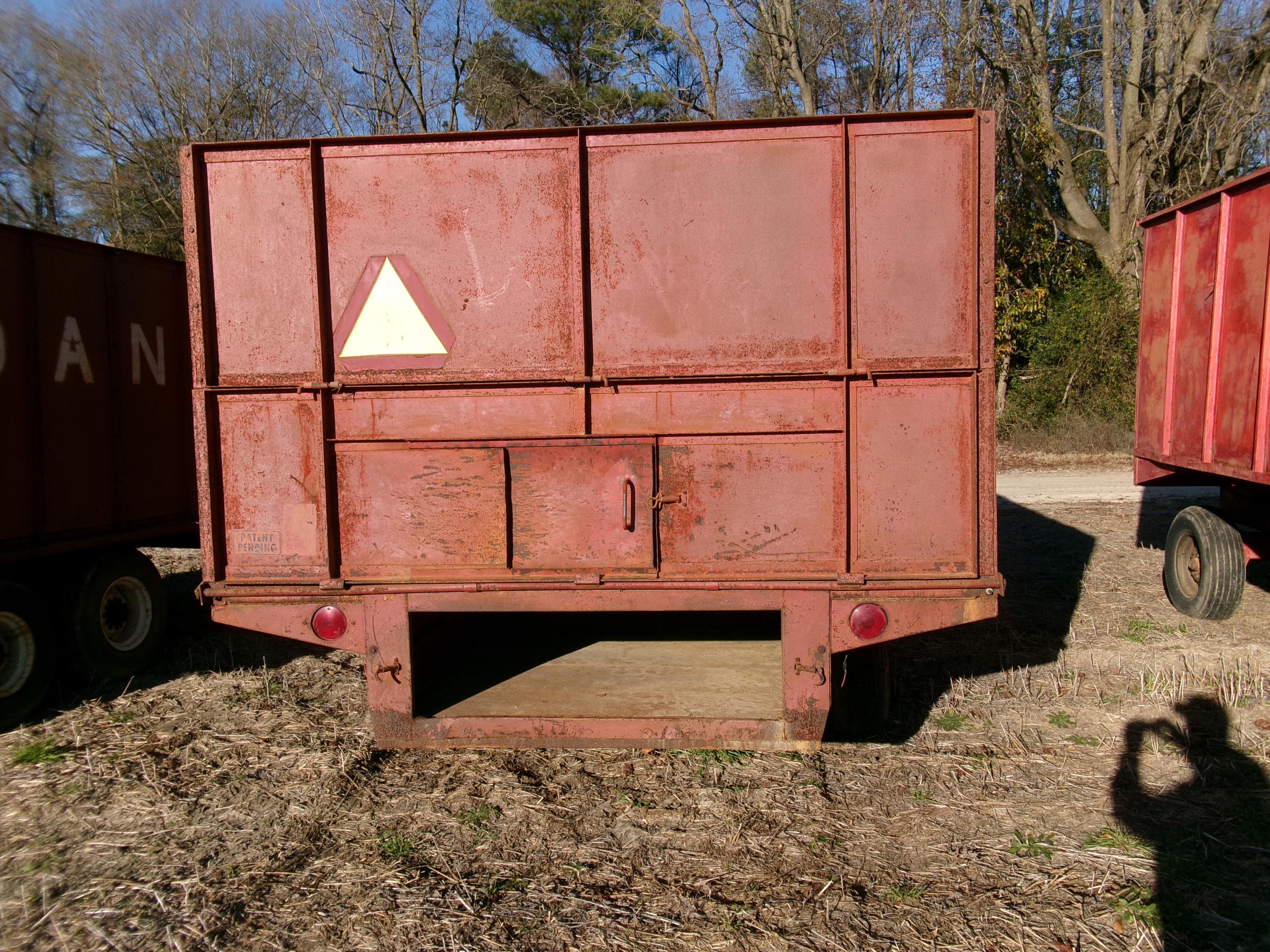 ROANOKE TANDEM AXLE PEANUT TRAILER