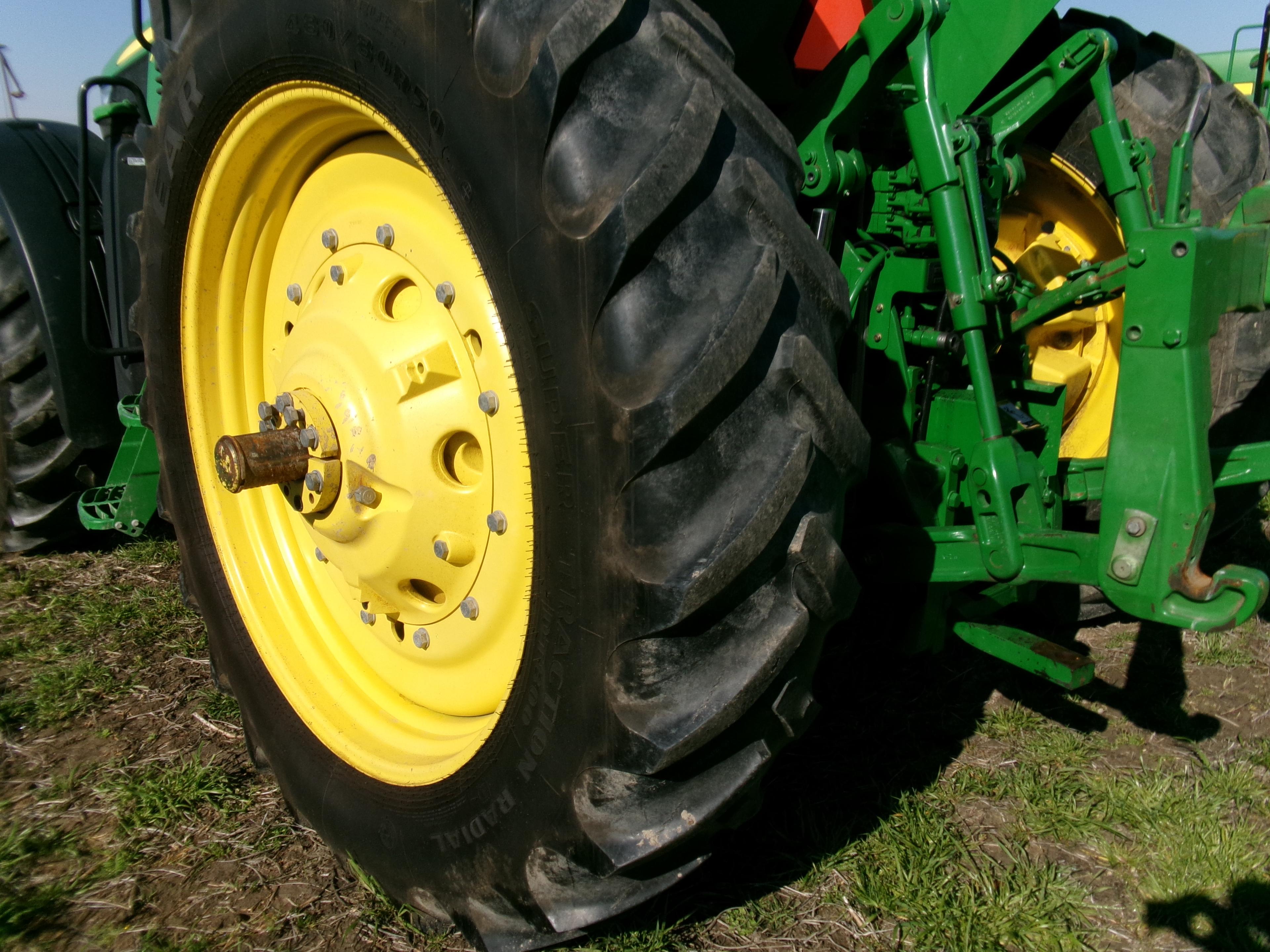 JD 7200R DSL, CAB, POWER QUAD TRANS WITH E-RANGE, LEFT HAND REVERSER MFWD, 4 REMOTES, QUICK HITCH, W