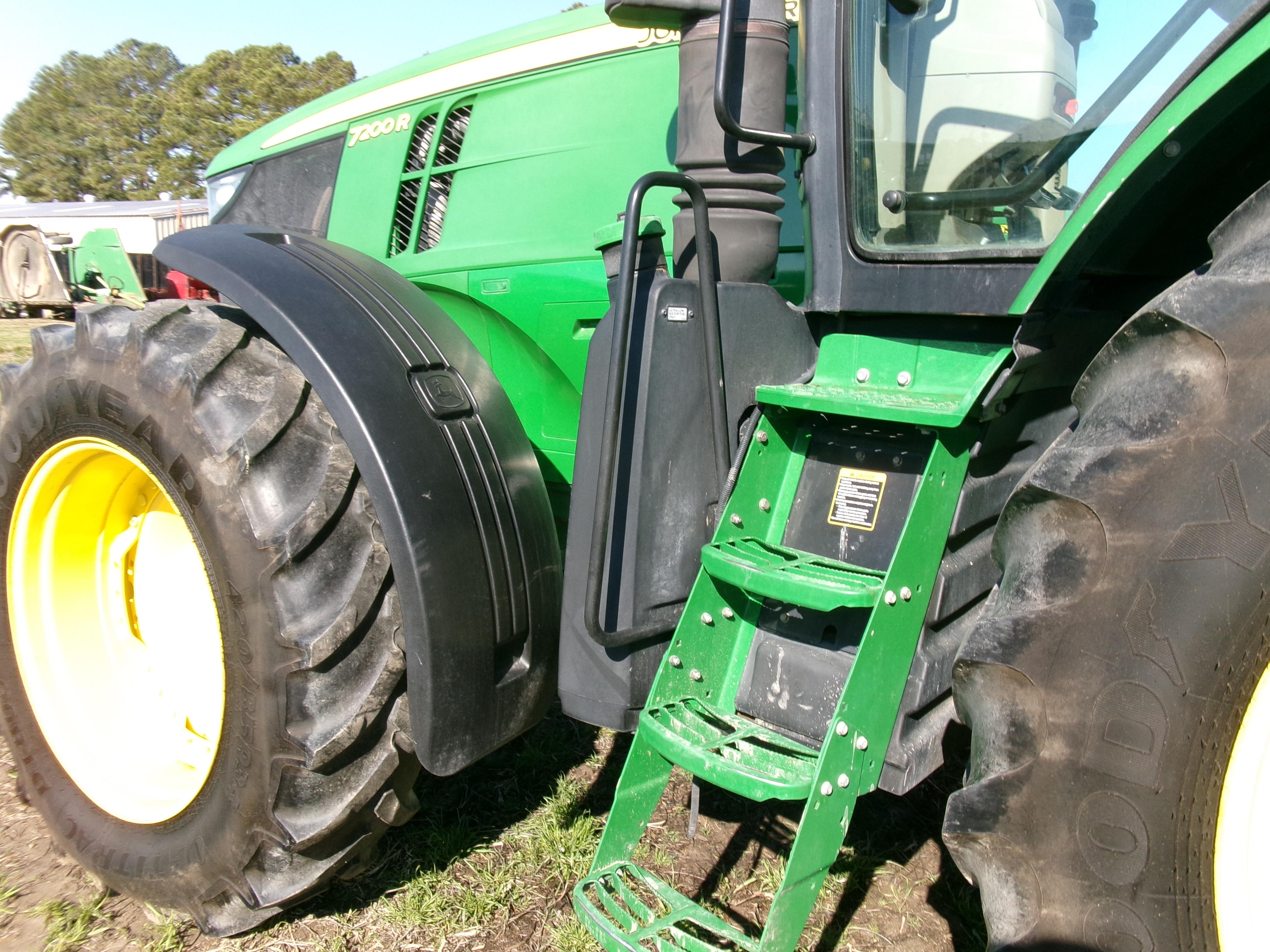 JD 7200R DSL, CAB, POWER QUAD TRANS WITH E-RANGE, LEFT HAND REVERSER MFWD, 4 REMOTES, QUICK HITCH, W