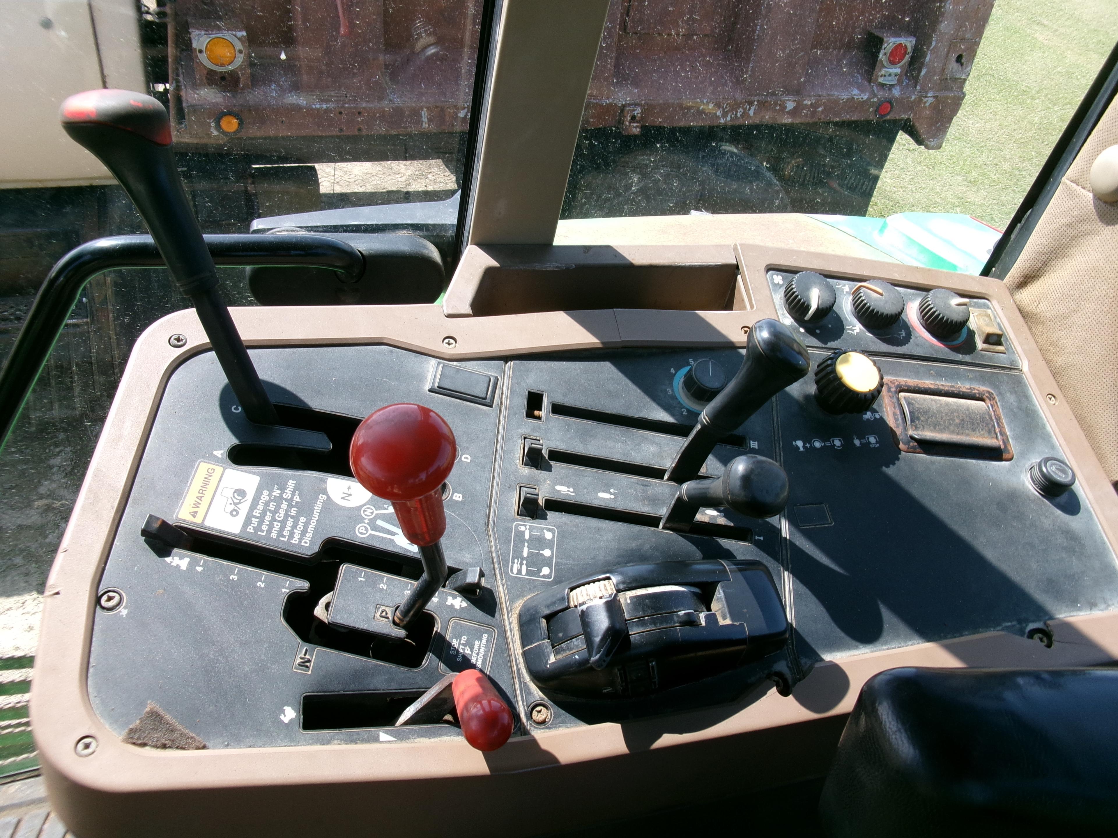 JD 7200, CAB, DSL, A/C, POWERQUAD TRANS, DUAL REMOTES, 8150 HRS, SN:001473