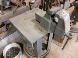 VISE ON STEEL TABLE