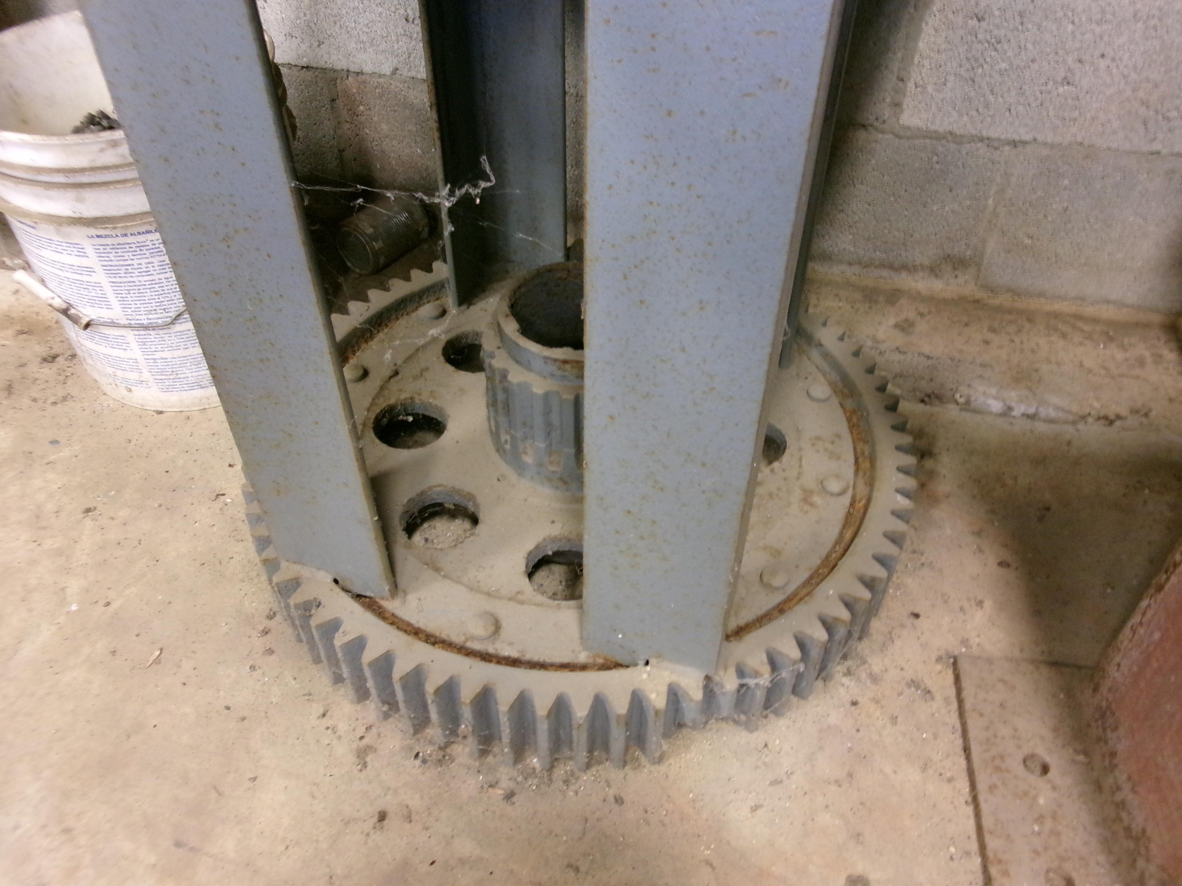 VISE ON STEEL TABLE