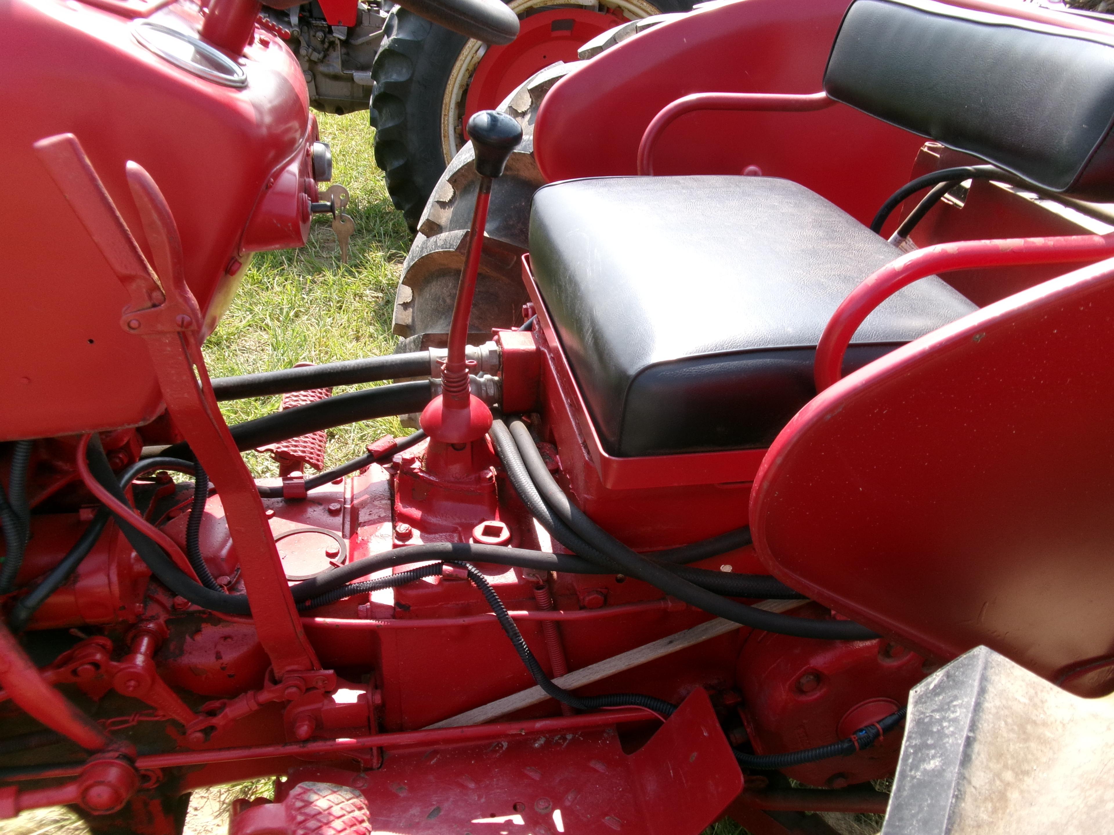 IH 350 DSL, 1 OWNER, 65 HRS ON NEW TACH, NEW REAR RUBBER, SN:5927 (1ST DSL 350 SOLD IN ARAEA)