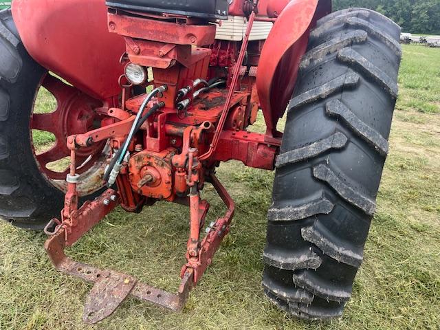 FARMALL 460, GAS ENGINE, 1306 HRS SN: 647S AS GOOD AND SOLID AS YOU WILL FIND.  SHED KEPT.  NICE