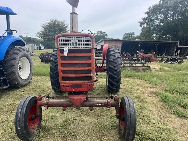 FARMALL 460, GAS ENGINE, 1306 HRS SN: 647S AS GOOD AND SOLID AS YOU WILL FIND.  SHED KEPT.  NICE