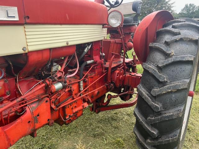 FARMALL 460, GAS ENGINE, 1306 HRS SN: 647S AS GOOD AND SOLID AS YOU WILL FIND.  SHED KEPT.  NICE