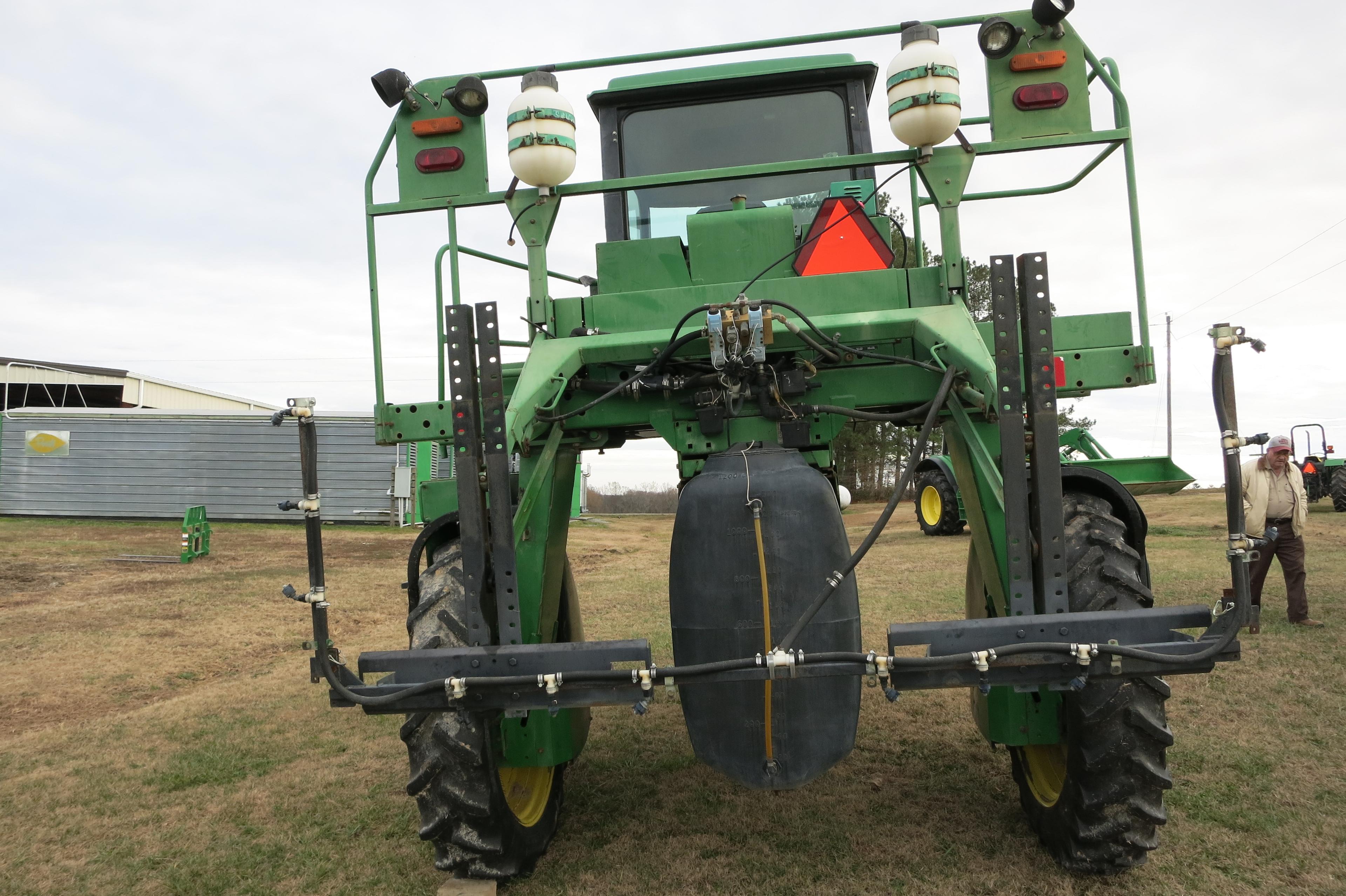 JD 6100 SPRAYER, CAB, JD RATE CONTROL, 4148 MILES, SN:4065, SELLS W/ 4R & 8R BOOM (ALL NEW AC)