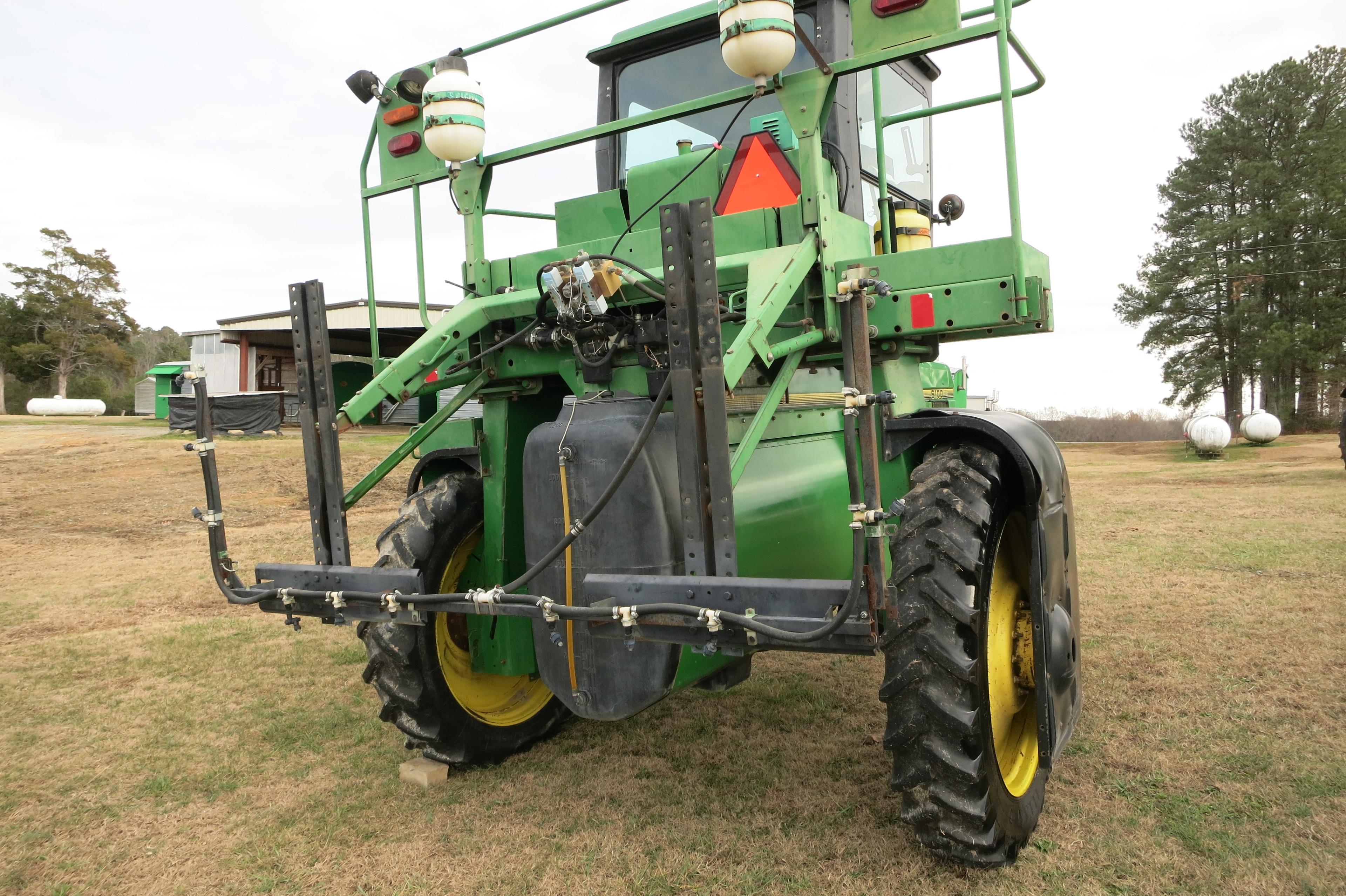 JD 6100 SPRAYER, CAB, JD RATE CONTROL, 4148 MILES, SN:4065, SELLS W/ 4R & 8R BOOM (ALL NEW AC)