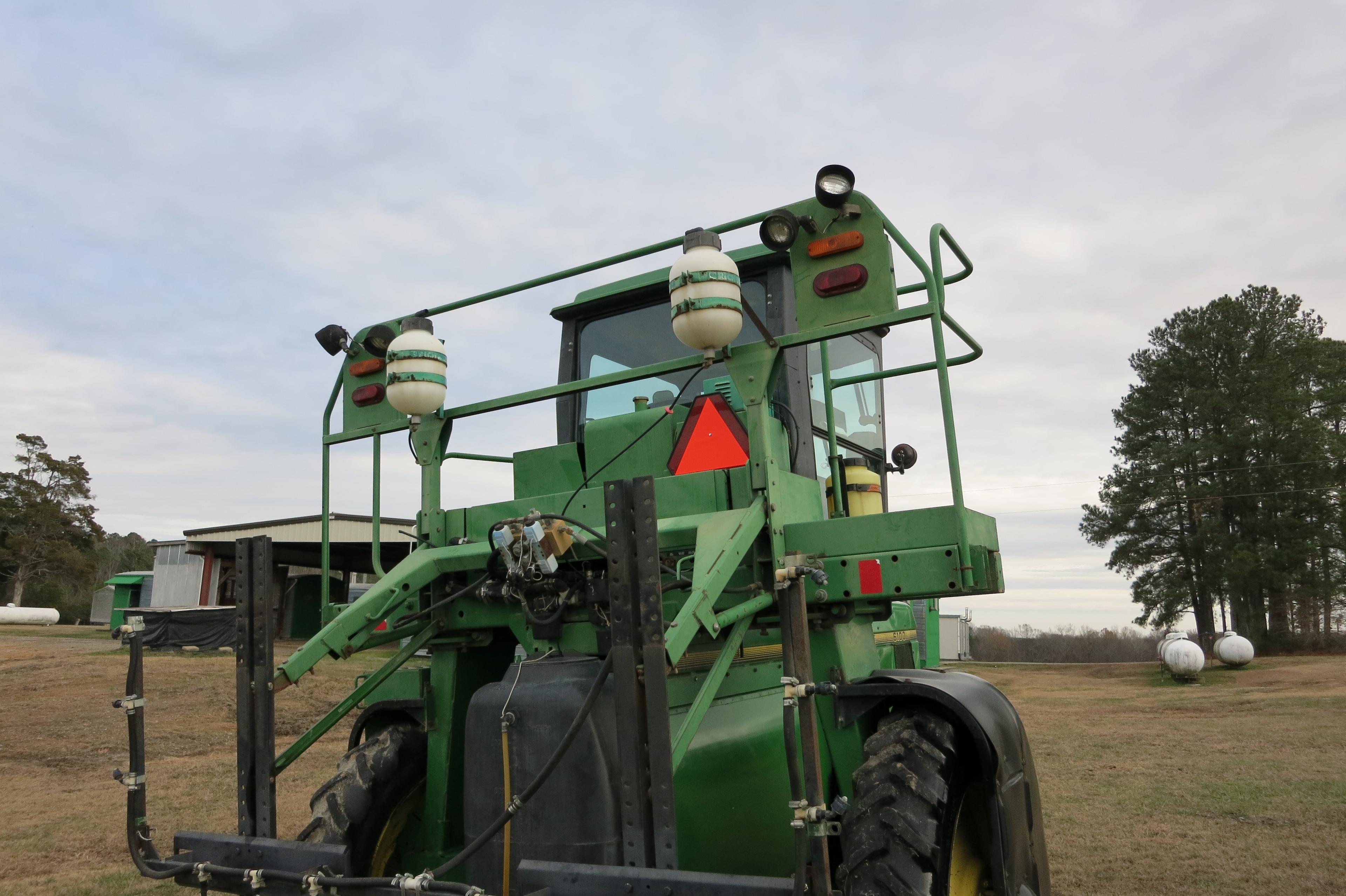 JD 6100 SPRAYER, CAB, JD RATE CONTROL, 4148 MILES, SN:4065, SELLS W/ 4R & 8R BOOM (ALL NEW AC)