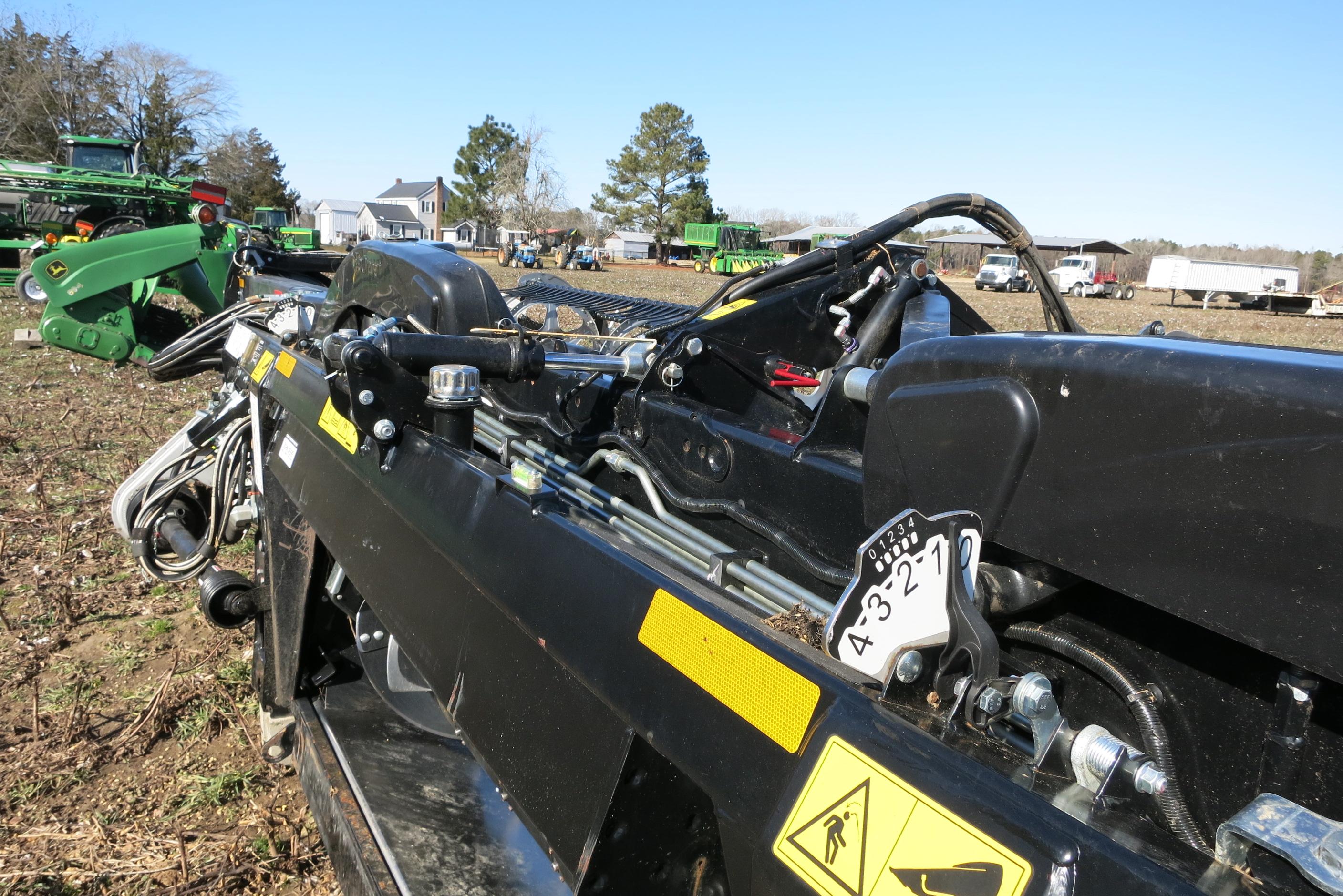 MACDON FD235, 35' DRAPER HEAD, (2023 MODEL LIKE NEW) SN:452834-23