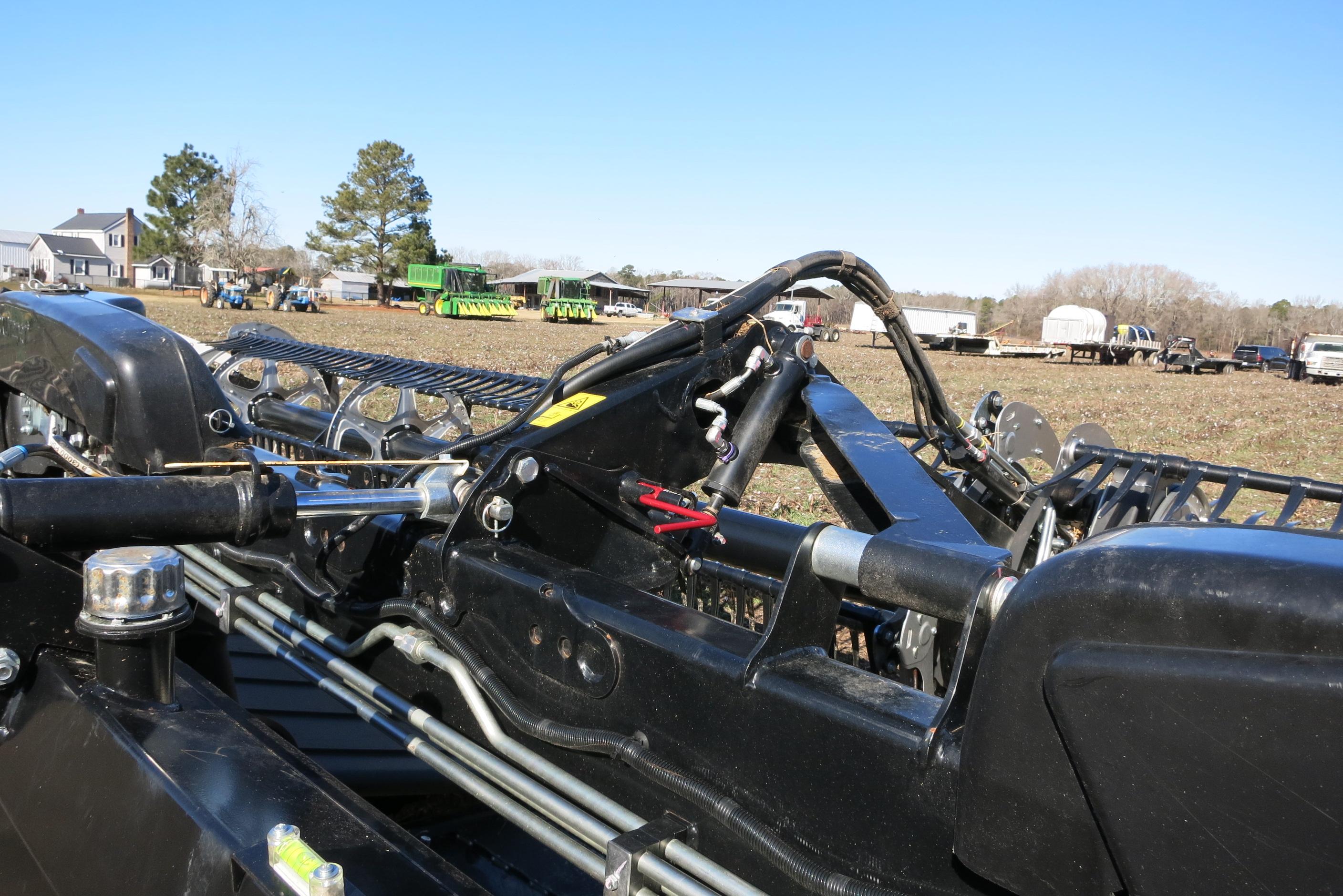 MACDON FD235, 35' DRAPER HEAD, (2023 MODEL LIKE NEW) SN:452834-23