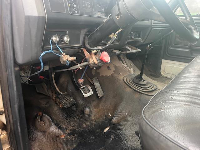 1993 FORD DUMP TRUCK GAS 5-SPD TRANS 14’ HARSH DUMP