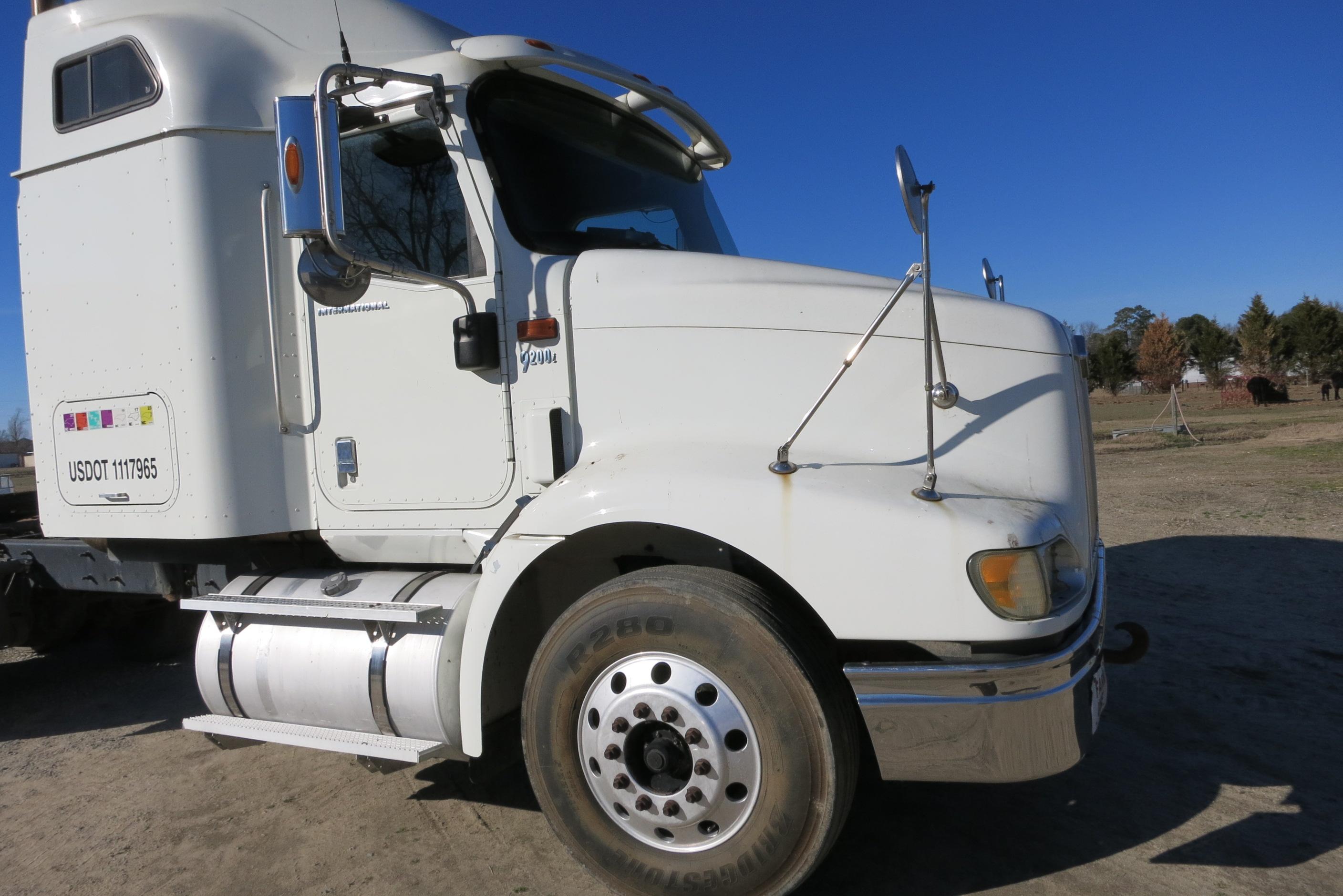 2004 IH 9200I ROAD TRACTOR, CUMMINS DSL ENG, SLEEPER, 10 SPD EATON FULLER TRANS, 439,390 MILES