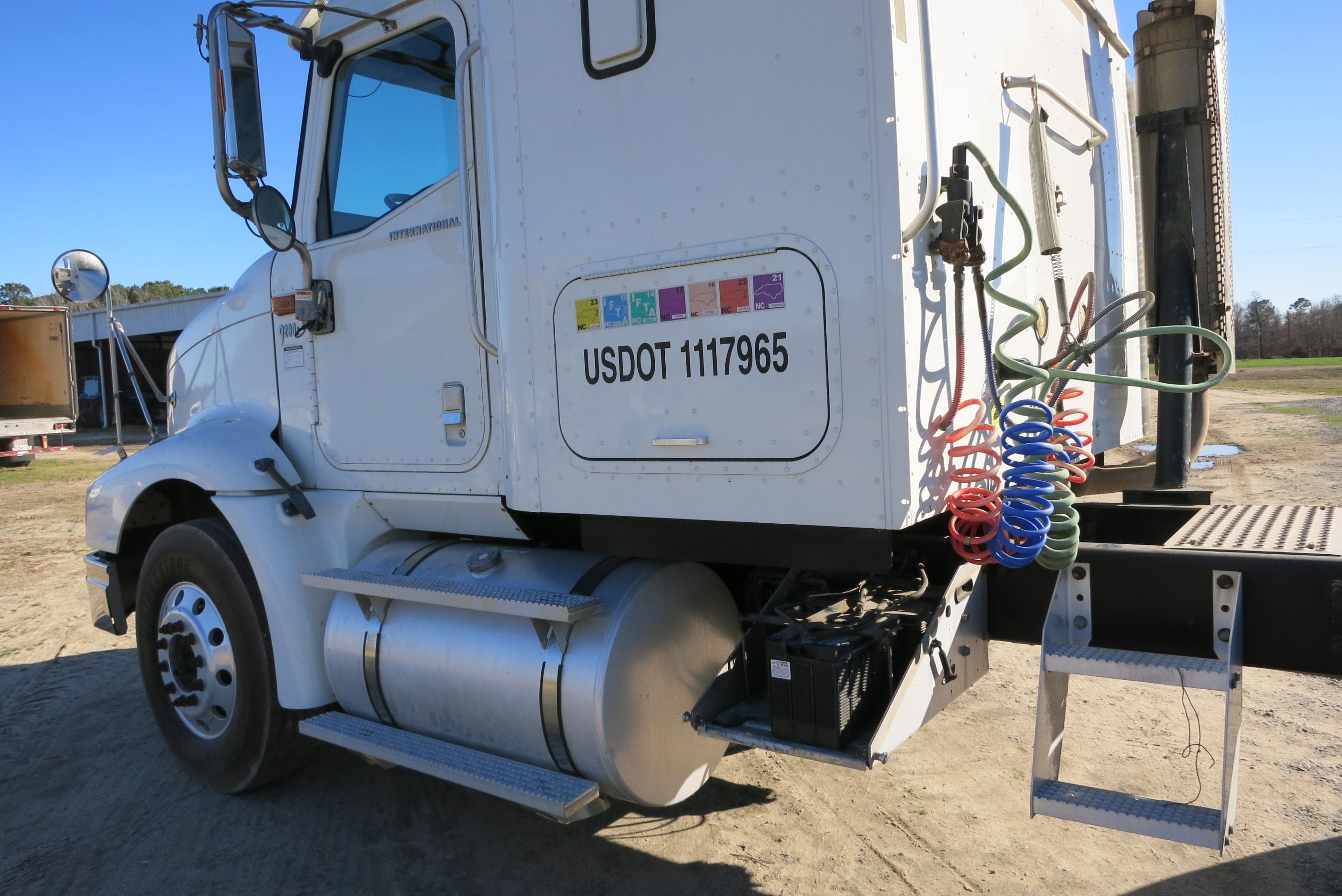 2004 IH 9200I ROAD TRACTOR, CUMMINS DSL ENG, SLEEPER, 10 SPD EATON FULLER TRANS, 439,390 MILES