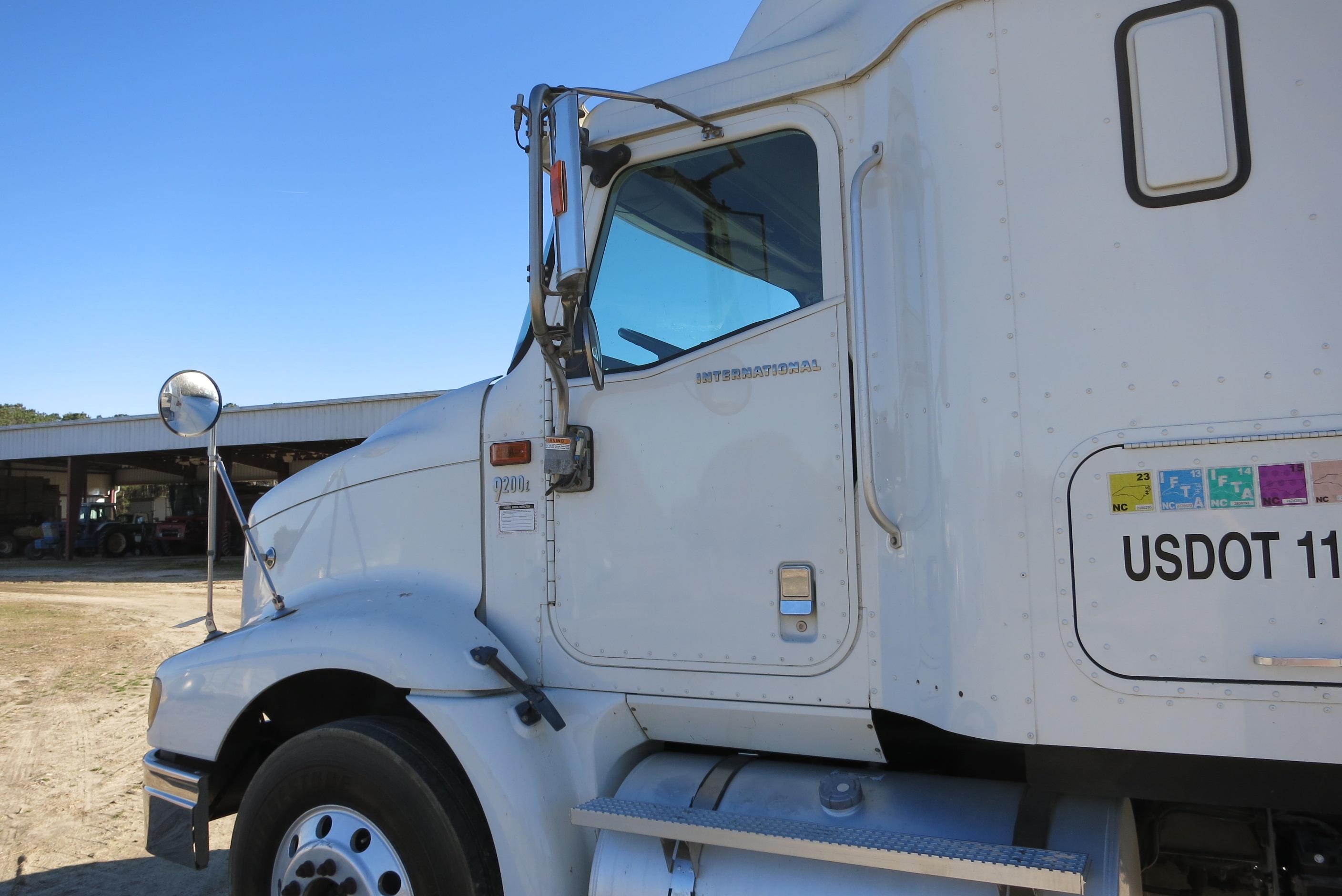 2004 IH 9200I ROAD TRACTOR, CUMMINS DSL ENG, SLEEPER, 10 SPD EATON FULLER TRANS, 439,390 MILES