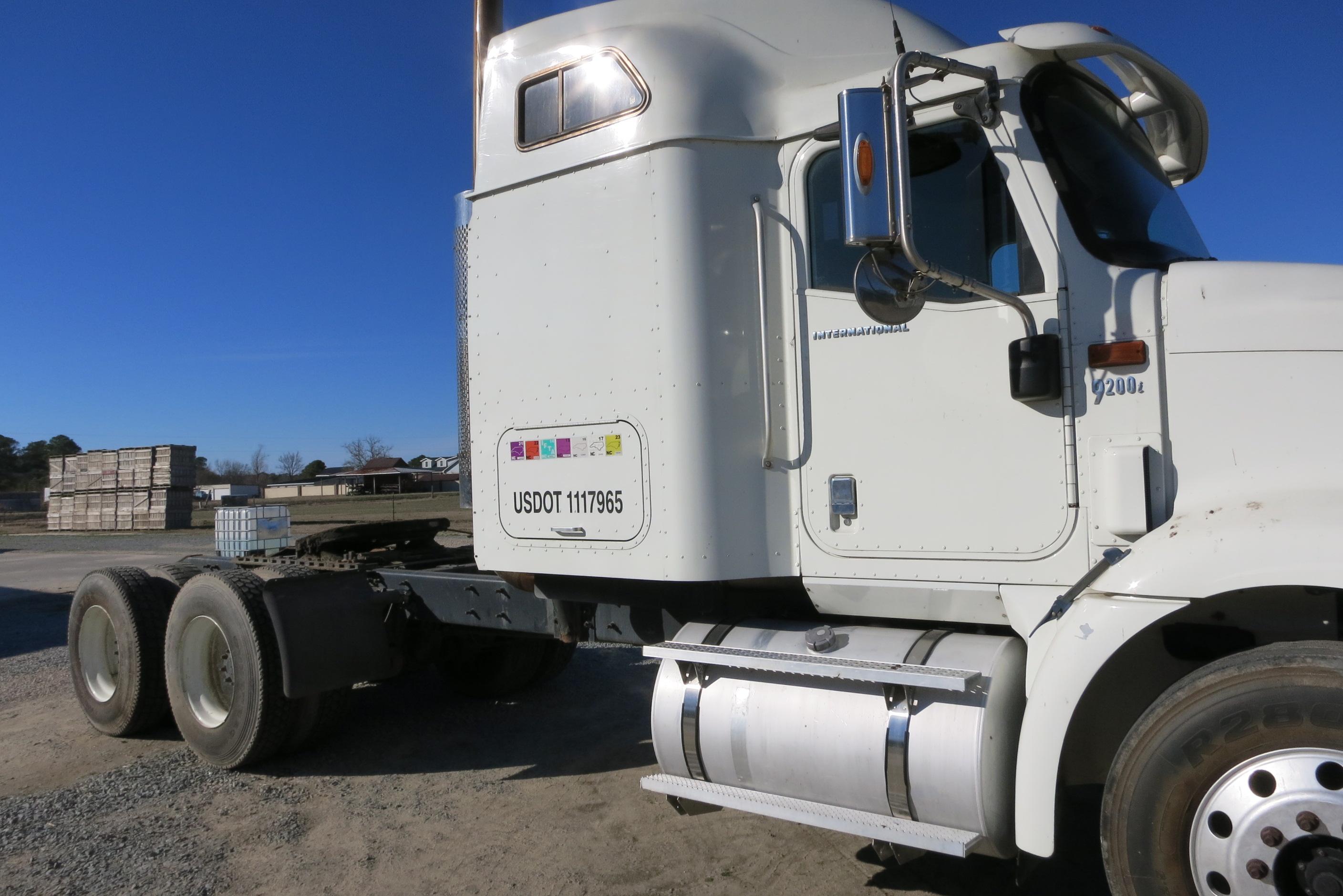 2004 IH 9200I ROAD TRACTOR, CUMMINS DSL ENG, SLEEPER, 10 SPD EATON FULLER TRANS, 439,390 MILES