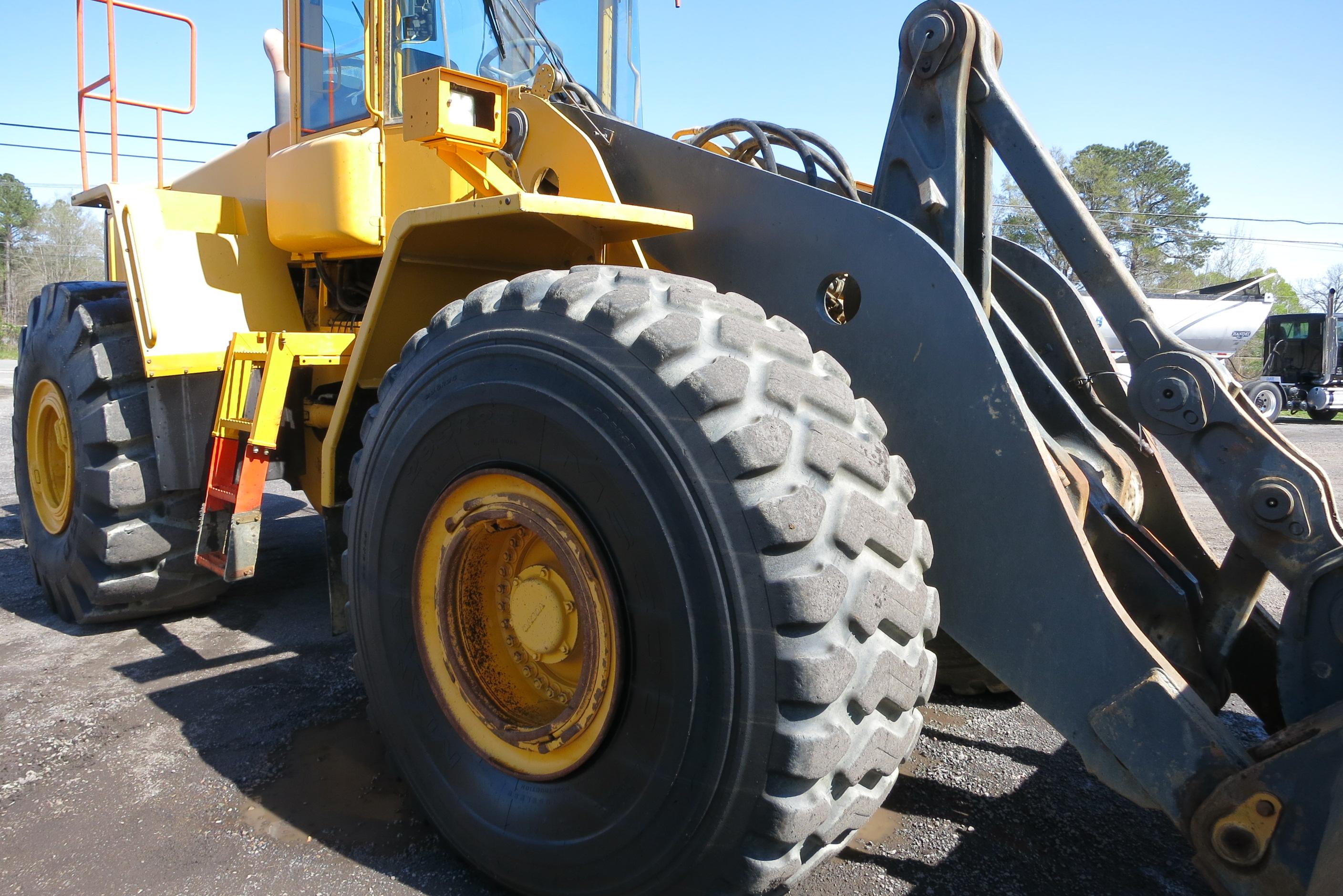 VOLVO L220E LOADER ARTICULATING, VOLVO DSL, POWERSHIFT TRANS, CAB, A/C, LOAD RITE L2180 SCALES, APPR