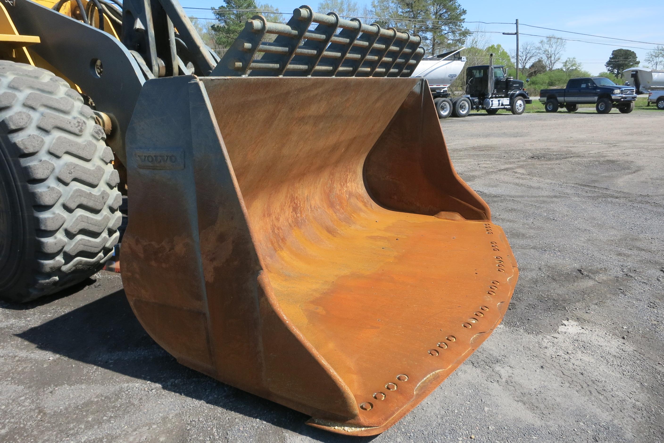 VOLVO L220E LOADER ARTICULATING, VOLVO DSL, POWERSHIFT TRANS, CAB, A/C, LOAD RITE L2180 SCALES, APPR