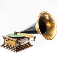 Victor Monarch Front Mount Disc Horn Phonograph