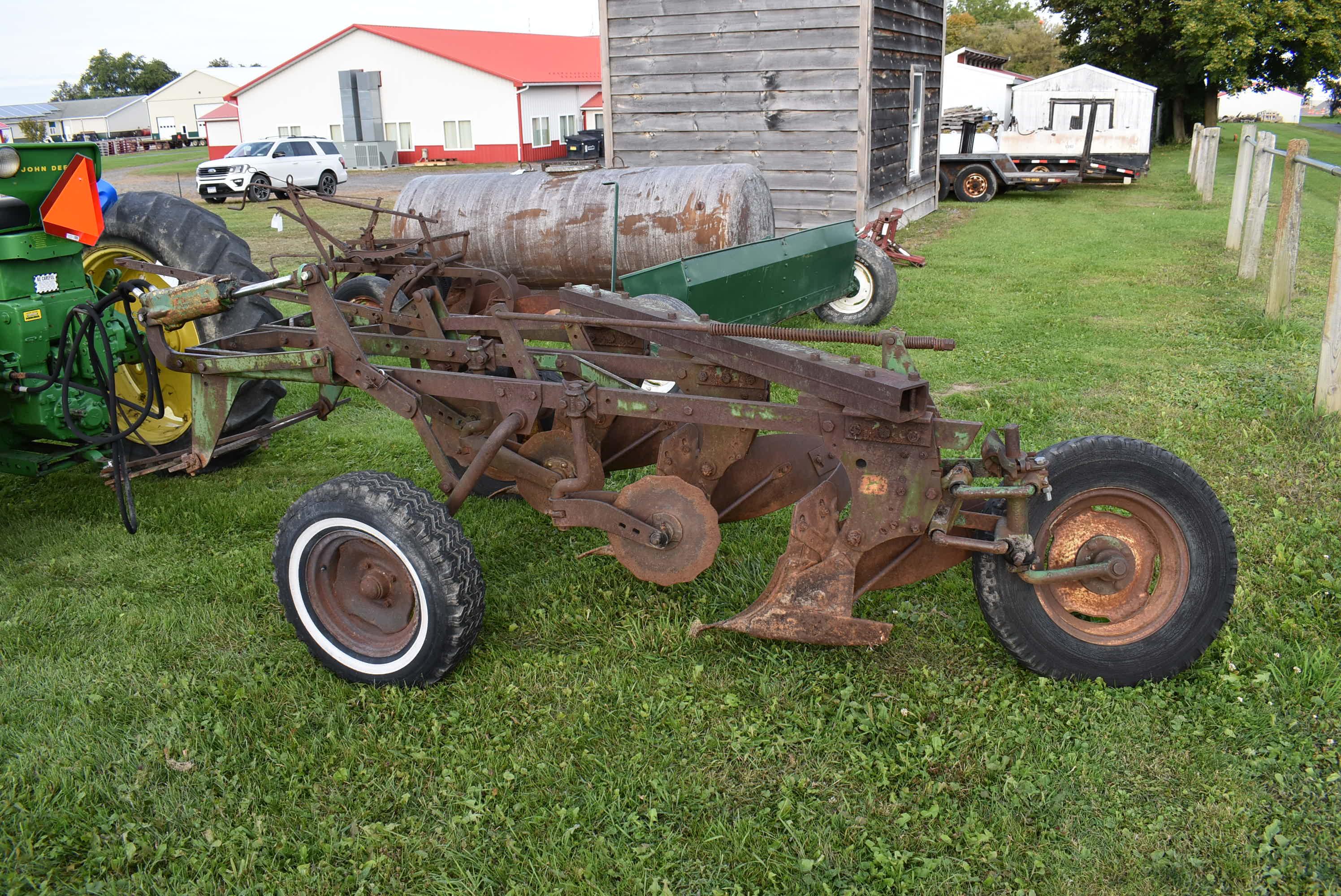 John Deere 620 3-btm Trailer Plow w/Coulters
