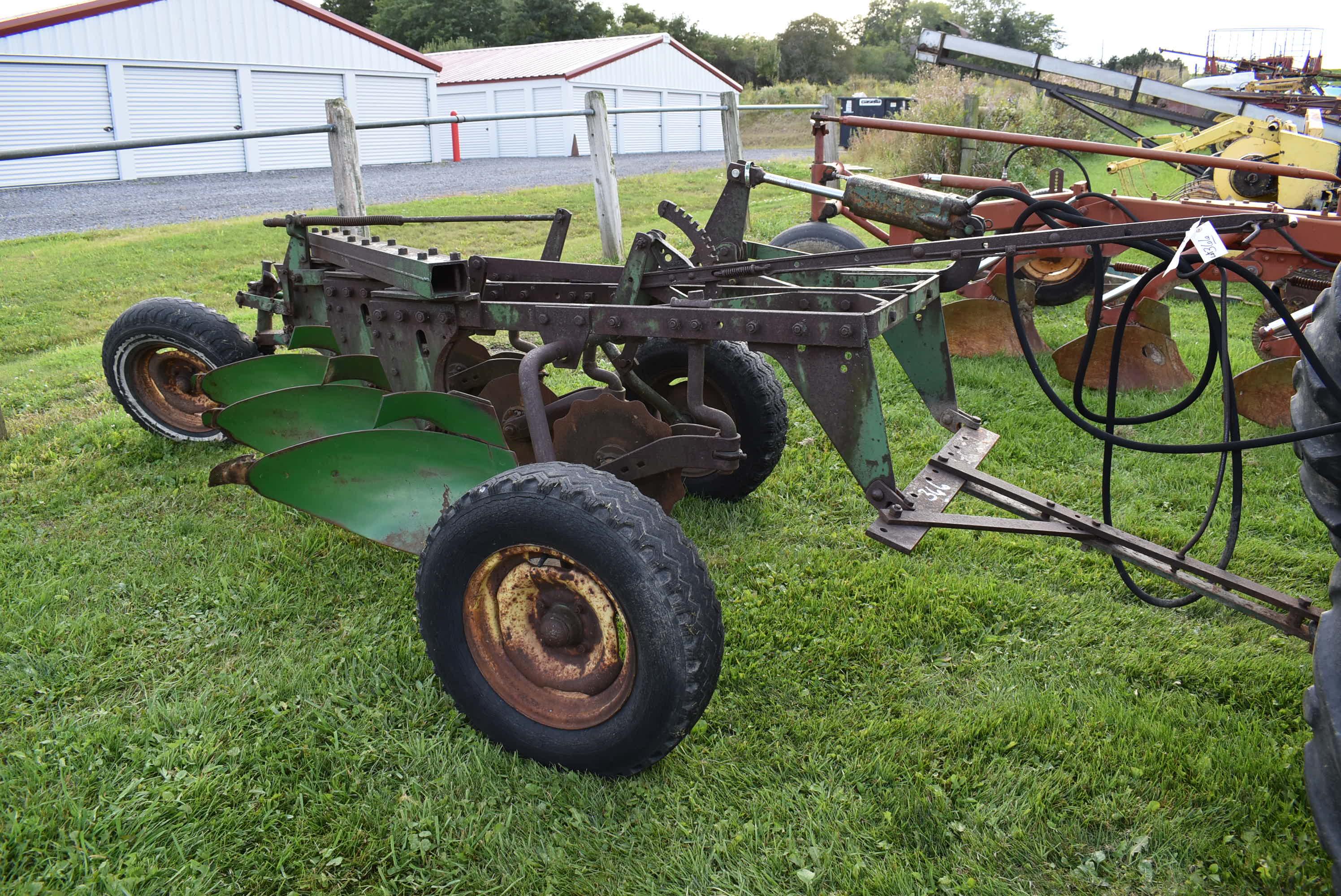 John Deere 620 3-btm Trailer Plow w/Coulters