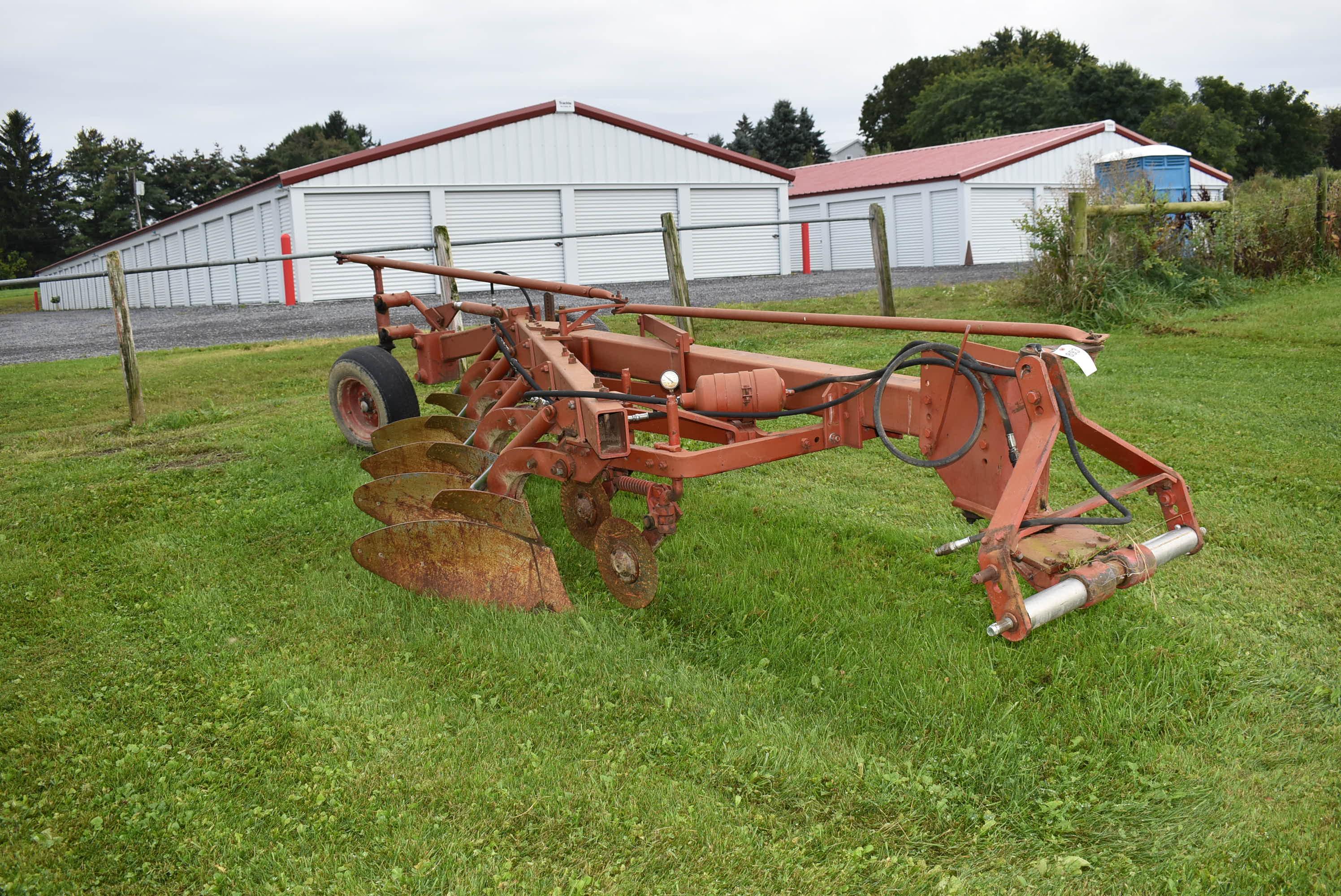 Massey Ferguson 880 4-btm Plow w/Hyd. Reset