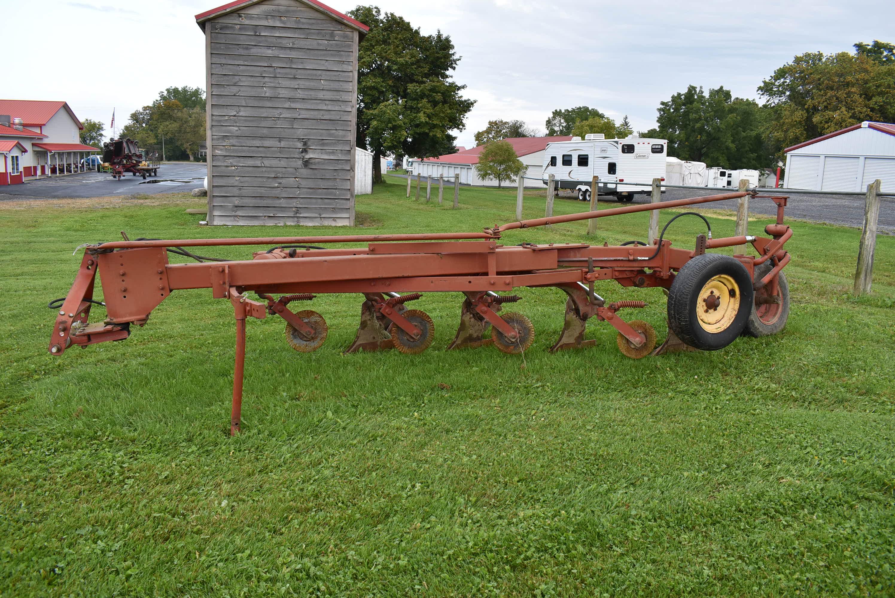 Massey Ferguson 880 4-btm Plow w/Hyd. Reset