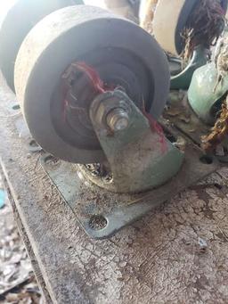 Lot of 4 Medium Casters