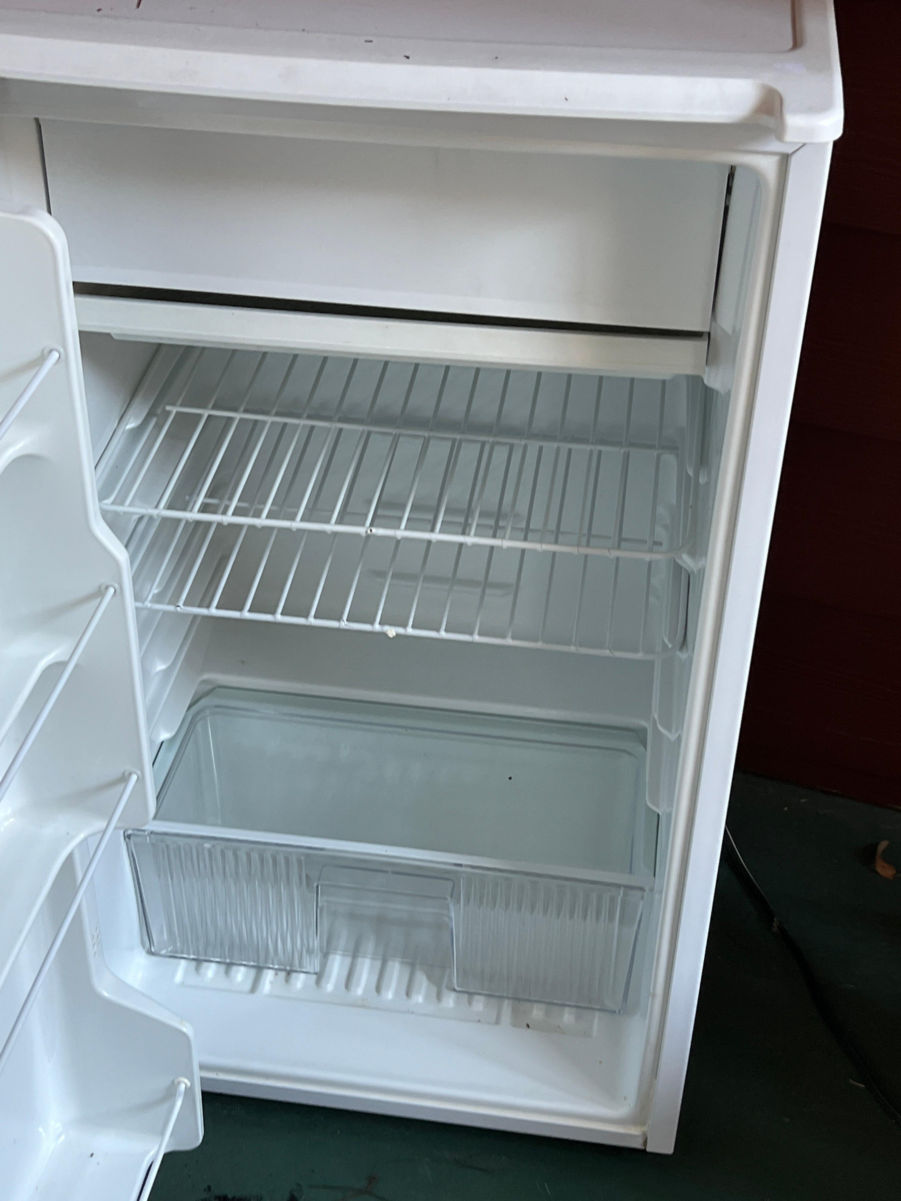 Sanyo 34” Tall Refrigerator with Small Freezer Model SR-367W