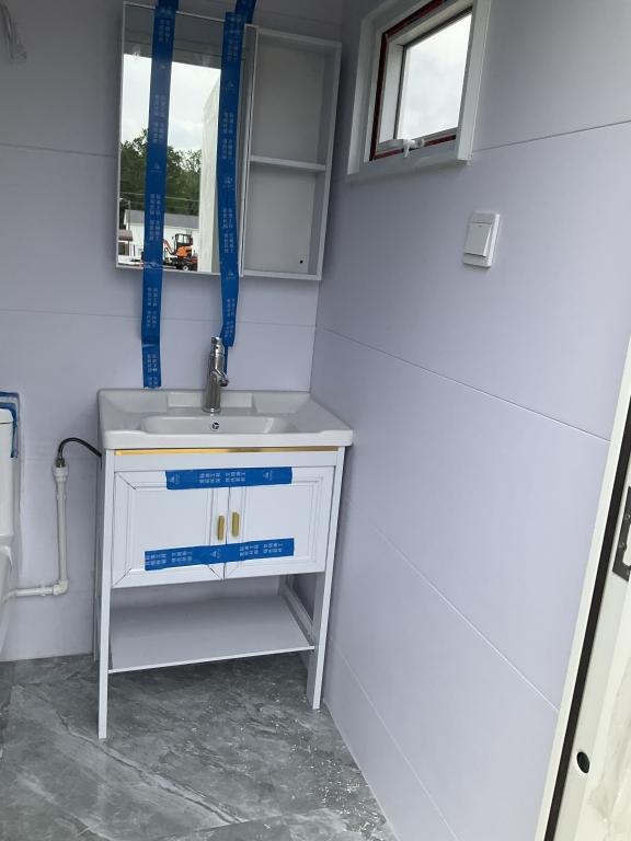(612)UNUSED RAYSKY PORTABLE BATHROOM