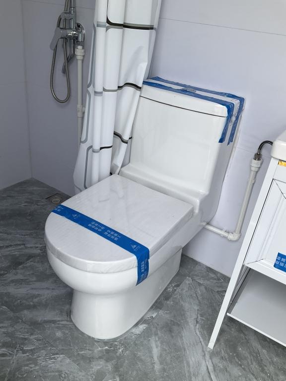 (612)UNUSED RAYSKY PORTABLE BATHROOM