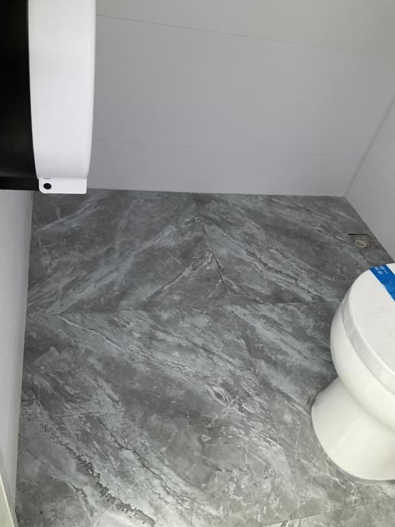 (612)UNUSED RAYSKY PORTABLE BATHROOM