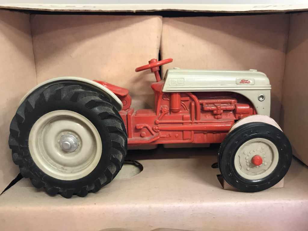 1989 Ford 8-N - Set of 1/16 & 1/43 with Bucket