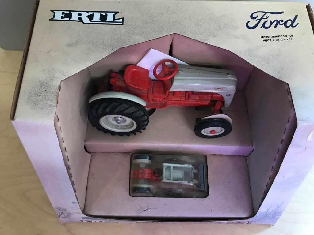 1989 Ford 8-N - Set of 1/16 & 1/43 with Bucket