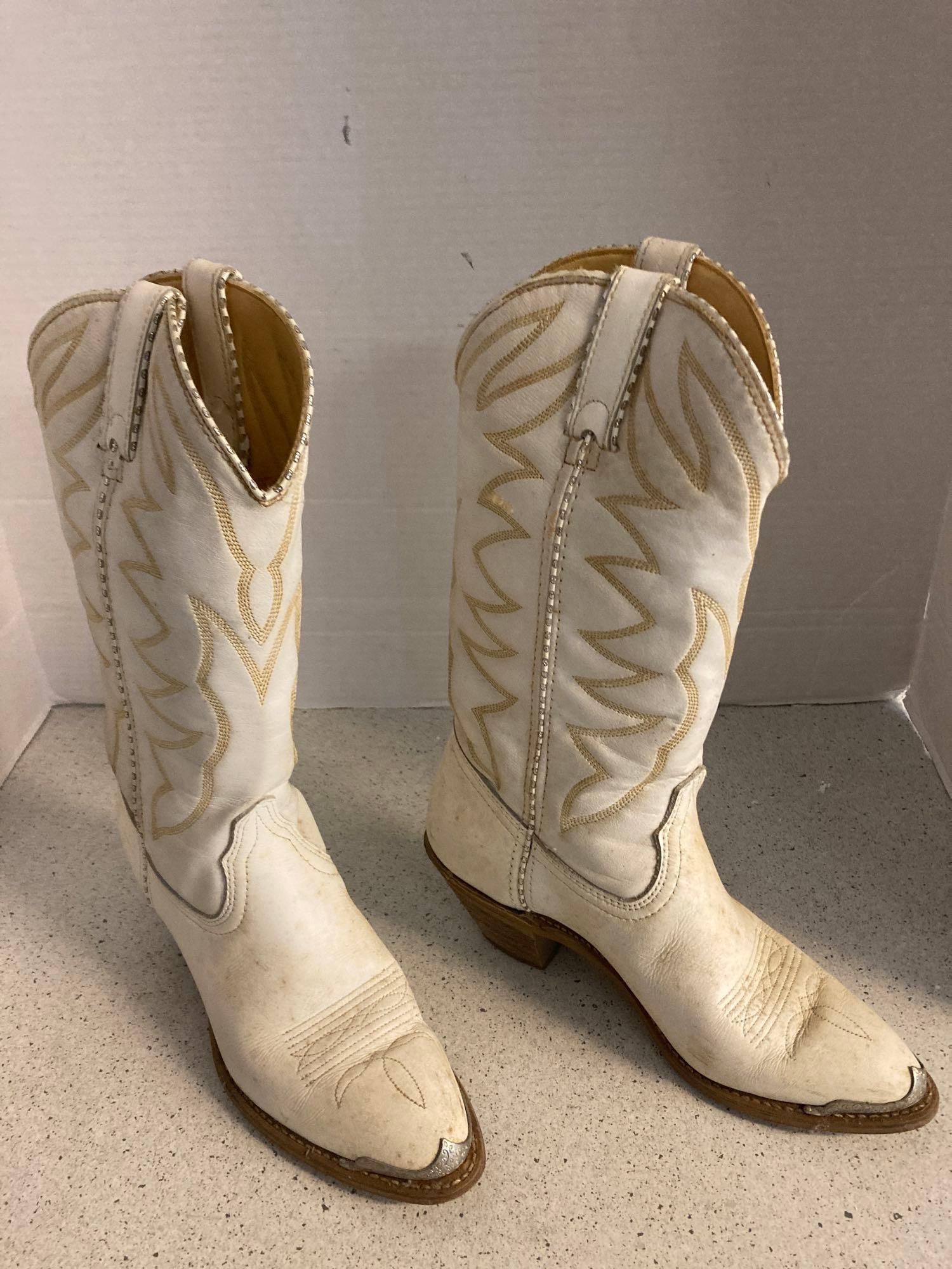 Ladys rodeo drive cowboy boots in box size 6 medium