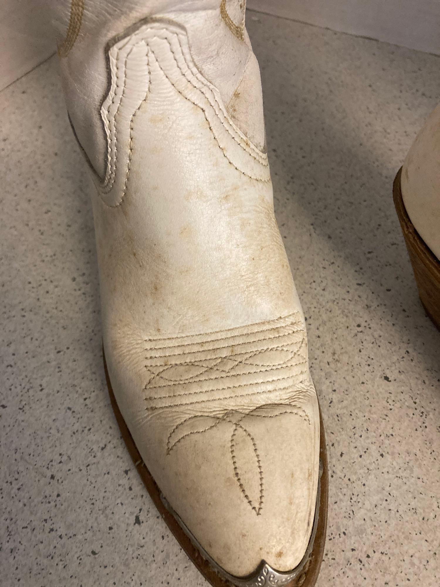 Ladys rodeo drive cowboy boots in box size 6 medium
