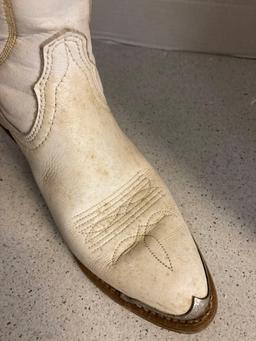 Ladys rodeo drive cowboy boots in box size 6 medium