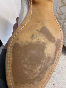 Ladys rodeo drive cowboy boots in box size 6 medium