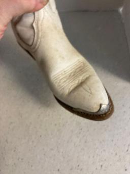 Ladys rodeo drive cowboy boots in box size 6 medium