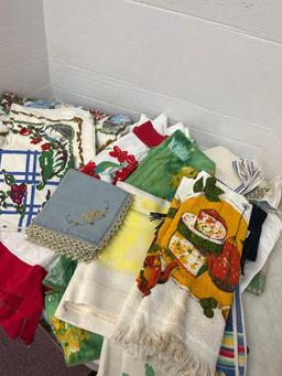 mixed lot linens towels napkins hanky?s aprons table cloths