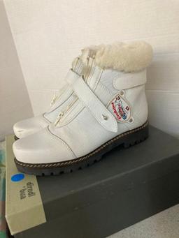 Dirndl Bua boots size 7 and table covers