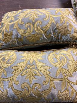 large lot of throw pillows very good condition